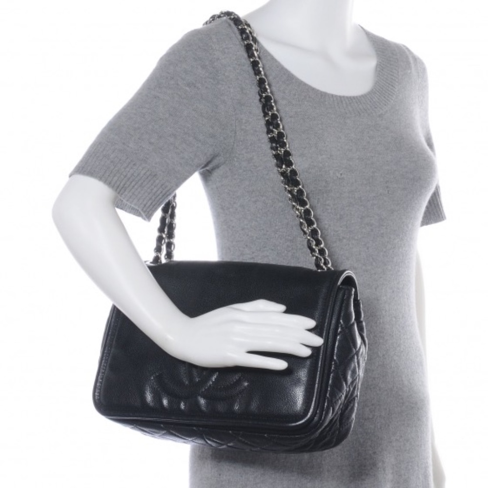 CHANEL Black Leather Shoulder Bag - Picture 4 of 16